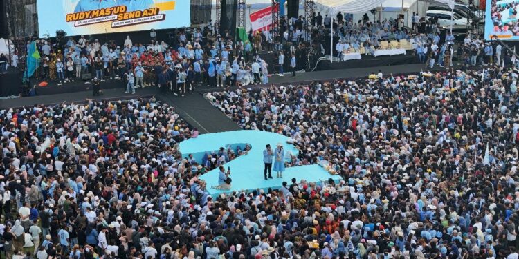 Stadion Aji Imbut “Membiru”, Rudy-Seno Optimis Menang di Kota Raja