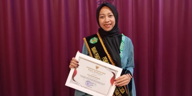 Mahasiswi Asaal Kutim Sukses Ubah Limbah Kayu Ulin Menjadi Pewarna Alami Batik Eco-Friendly