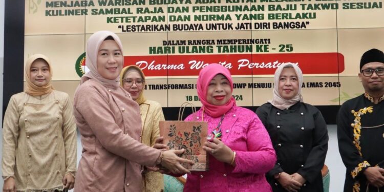 Rayakan HUT ke-25 DWP dan Hari Ibu ke-96: Workshop Sambal Raja dan Baju Takwo Warnai Puncak Acara