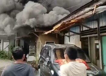 Dua Bangunan Terbakar di Karang Anyar Samarinda, Api Diduga dari Kompor Meledak