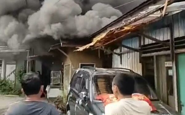 Dua Bangunan Terbakar di Karang Anyar Samarinda, Api Diduga dari Kompor Meledak